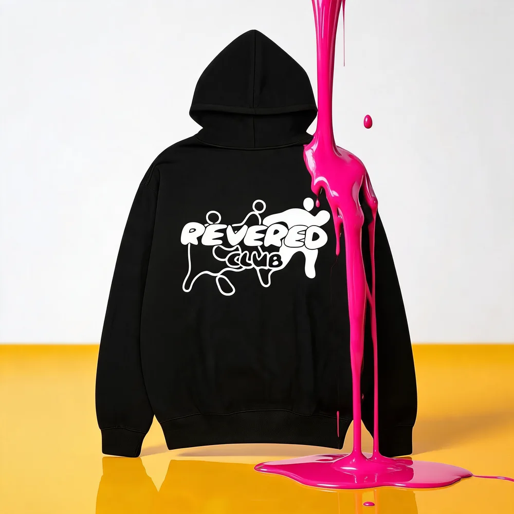 Hoodie REVERED CLUB noir et coulée de peinture rose sur fond jaune.